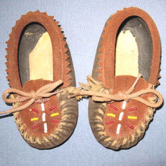 2 PAIRS CHILD BEADED MOCASINS, VINTAGE WESTERN DECOR, NATIVE AMERICAN - Picture 2 of 8